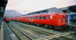 Serie 481 / 485 (2.Generation): Dieser Zweistrom-Intercityzug leuchtet in der Hausfarbe (rot) der JR-Kyûshû; solche Züge heissen  Red Express . Kurioserweise ist dieser Zug dem  Midori Express  (von Fukuoka nach Sasebo) zugeteilt, was übersetzt heisst:  Grün Express . Hier ist ein Zug mit Steuerwagen KUROHA (クロハ)481-13 in Haiki (West-Kyûshû), 25.März 1999. Die Gefahr auf Bahnübergängen führte die jap.Bahnen schon früh zur Bauweise mit Hochführerständen. Die 194 zur Serie 485 (2.Generation) passenden Steuerwagen Serie 481 wurden 1972-1979 gebaut. (Zur Bezeichnung: KU ク=mit Führerstand; RO ロ=mit Luxusabteil; HA ハ=mit gewöhnl.Sitzplätzen).