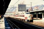 Serie 489 (2.Generation): Intercity-Triebzug für Gleich- und Wechselstrom, gebaut 1972-1979. Serie 489 war speziell für die 66,7‰ Usui-Rampe (Fernsteuerung durch Schiebe- und Bremsloks) auf der Hauptstrecke von Tokyo nach Nagano gebaut worden. Diese Verbindung existiert seit Inbetriebnahme des Nagano-Shinkansen nicht mehr. Hier fährt ein Zug mit Steuerwagen KUHA 489-701 mit dem Express  Hakusan  (Tokyo-Nagano und weiter ans Japanische Meer nach Toyama und Kanazawa) durch Ueda im zentralen japanischen Hochland, 8.Februar 1980.