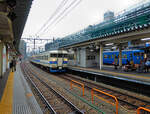 Serie 413: In diesem älteren Bild im Bahnhof Toyama (damals im Grossumbau für den Hochgeschwindigkeitszug) steht Zug 413-5, noch im alten weiss/blauen Anstrich.