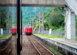 Serie 481/485 im Süden der Insel Kyûshû: Nach der Fertigstellung des Kyûshû-Shinkansen wurden neuere Züge frei für die südlichste Intercity-Verbindung Japans zwischen Kagoshima und Miyazaki. So konnten die alten Serie 481/485 Fünfwagenzüge  Red Express  2011 ausgemustert werden. Im Bild kreuzt Zug 485-009 im wild-gebirgigen Ryûgamizu an der Bucht von Kagoshima, 29.November 2010. NIPPÔ-HAUPTLINIE 