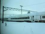 Serie 651: Einer der bei Aomori (im äussersten Norden der japanischen Hauptinsel) abgestellten Züge. (Bild aus einem vorbeifahrenden Zug). 12.Februar 2013. 