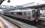 Serie 701-5000: Standard Wechselstromtriebwagen (20kV/50Hz) für Nordostjapan; gebaut ab 1993. Als 1997 der Akita-Shinkansen in Betrieb genommen wurde, spurte man dafür die alte Tazawako-Linie vom Morioka bis zur Endstation Akita von 1067mm auf 1435mm um; der Akita-Shinkansen kommt für diesen Streckenabschnitt in Morioka von der auf Stelzen gebauten Schnellbahnstrecke herunter. Den Lokalverkehr auf der umgespurten alten Tazawako-Linie versehen 10 Normalspur-Zweiwagenzüge Serie 701-5000 mit rosarot/dunkelblauem Streifen; hier steht クモハ(KUMOHA) 701-5009 mit seinem Steuerwagen クハ(KUHA)700-5009 in Ômagari, 22.April 2003.  