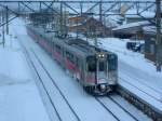 Serie 701 des Bezirks Akita - durchs Gebirge von Akita nach Aomori: Winter in Ôwani Onsen. Einfahrt der beiden Kompositionen 701-17 und 701-25. 11.Februar 2013. 