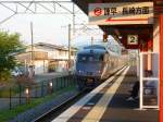 Serie 787: An einem sonnigen Morgen fährt ein Sechswagenzug der Nagasaki-Linie aus Hizen Kashima aus, am Schluss KUMOHA 786-14. Die Schüler sind nicht interessiert und warten auf den Lokalzug. 6.August 2013. NAGASAKI-HAUPTLINIE