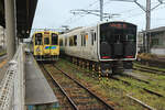 Heisei Chikuhô Bahn: Der Ausgangspunkt der Strecke in Nôgata. Triebwagen 409 wartet am Bahnsteig neben einem JR Kyûshû Regionalzug (Zug 817-2005). 15. April 2023 