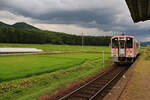 Die Aizu Privatbahn: Triebwagen AT 552 im hochsommerlichen Aizu Nagano. In den sommerlichen Gewitterstürmen gedeihen die tiefgrünen Reispflanzen schön heran. 3.August 2016  