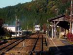 Akechi-Bahn: Ausfahrt des Triebwagens 13 aus Iwamura, einer kleinen Burgstadt hoch im Gebirge. 5.November 2008. 