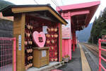 Der Bahnhof Koi Yamagata an der Chizu Kyûkô Privatbahn: Bahnsteig 1 mit dem  Herz-Monument  und den aufgehängten kleinen Tafeln, auf denen oft sehr intime Wünsche stehen.
