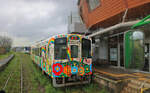 Die Heisei Chikuhô Bahn im Nordosten der Insel Kyûshû: Triebwagen 403 in Saigawa, hübsch bemalt und mit dem Schriftzug  Super happy train  versehen. 15.April 2023 
