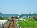 Die Ibara-Bahn: Die Streckenführung dieser erst 1999 eröffneten kleinen Lokalbahn bei Okayama ist gut zu sehen - weitgehende Hochlage, mit Haltestellen, die über einen Lift zum Bahnsteig verfügen. Im Bild Einfahrt in die Kreuzungsstation Mitani, wo Triebwagen 355-101 wartet. 13.August 2013. 