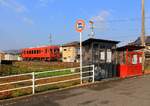 Ibara-Bahn, der Triebwagen 355-201 für Sonderfahrten; der Innenraum ist ansprechend gestaltet mit kleinen Sitz-Abteilen und viel Holz, was eine sanfte Atmosphäre ergibt.Im Vordergrund zwei Hüttchen für die Lagerung von Müll, an deren Türen äusserst detailreiche Angaben befestigt sind, wie der Müll zu trennen ist und welcher Müll wann und wie deponiert werden darf. Ibara, 9.November 2017.  