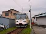 Kish-Bahn: Aufnahme von Wagen Nr. 1 in Nishi Gob, 24.Februar 2009. Die beiden zweiachsigen Schienenbusse (Baujahr 1985) stammen von der Hj-Bahn westlich von Kbe; sie gelangten 2009 an die Kish-Bahn. 
