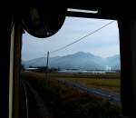Im Dieseltriebwagen der Kumagawa-Bahn durch das frhwinterliche Kysh: Im Morgendunst nhert sich der Wagen allmhlich der Endstation - leider, denn die Strecke htte ber die Berge fhren sollen, um