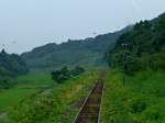 Matsuura-Bahn heute, im Aufstieg nach Hirado: Die kunstvollen Reisterrassen sind verschwunden, grössere Felder sind in der Talsenke angebaut.