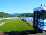 Die Tosa Kuroshio-Bahn (Westabschnitt), Triebwagen 8002 in Ukibuchi mit Blick auf die wunderschn gepflegten Felder und Glashuser fr den Gemseanbau. 20.September 2009.