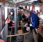 Tsugaru-Bahn, die Wagen mit Ofenheizung: Reise im Wagen O-HA-FU 33 1; bald gibt's gebratenen Tintenfisch.