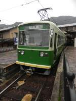 Front einer Tram der Randen-Bahn in der Endhaltestelle  Arashiyama . Die teilweise sehr alten Wagen erschliessen eine Gegend, die mit JR nur schwer zu erreichen ist und bieten darber hinaus die Mglichkeit von dieser Sightseeing-Gegend zu den nrdlich liegenden Tempeln direkt zu fahren.