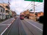 Wagen 613, jetzt in violettem Anstrich, auf der Strassenbahnstrecke bei Yamanouchi.