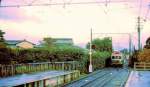Die Arashiyama-Bahn in vergangenen Zeiten: Wagen 129 fhrt in die damals noch sehr lndliche Station Omuro ein; der alte Trolley-Stromabnehmer ist bereits durch einen Pantographen ersetzt. 9.Mrz 1980.