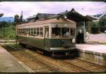 Die Arashiyama-Bahn in vergangenen Zeiten: Bis 1975 trugen die Wagen dieser Bahn noch alte Trolley-Stromabnehmer, wie im Bild Wagen 128. Ab 1975 fand eine grundlegende Erneuerung der Bahn statt; Wagen 128 stammte von 1936/37 (Wagen 121-130). Omuro, 12.September 1971.