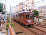 Wagen (6)26 und (6)27: Aus Anlass des 1200jhrigen Bestehens der Stadt Kyoto im Jahre 1994 wurden aus Bestandteilen von Abbruchwagen die beiden Wagen 626 und 627 in historisierender Aufmachung gebaut. Sie tragen nach aussen die Nummern 26 und 27. Im Bild fhrt Wagen 27, von der Stichlinie aus Kyoto-Hakubaich kommend, in die Abzweigestation Katabira-no-tsuji ein. 17.Juni 2011.