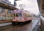 Wagen 101, der  Yatsuhashi-Wagen  ( yatsuhashi  sind ortstypische Sssigkeiten aus mit Zimt und Zucker gessstem Reisteig, gefllt mit Bohnenpaste; geworben wird u.a.