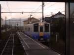 Echizen-Bahn: Im Morgennebel kommt Triebwagen 6106 von den Bergen her ins Stadtgebiet von Fukui.