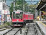 Wagen 1001 (1000 Series Trainset) der Hakone-Tozan-Bahn bei der Einfahrt im Endbahnhof Gora, wo der Zug gleich wieder zurck nach Hakone-Yumoto fahren wird. Die Strecke existiert seit dem Jahr 1919 mit einer maximalen Steigung von 80 Promille und einem kleinsten Radius von 30 m, wobei an den schwierigsten Stellen drei Spitzkehren eingebaut werden mussten.