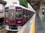 Der Hankyû-Konzern betreibt 143,6 km S-Bahnlinien (1435mm-Spur), die sich alle in Ôsaka (im Bahnhof Umeda) bündeln. Es gibt 3 Netze, das Kyôto-Netz (die unglaublich preisgünstige Hauptlinie Ôsaka-Kyôto 45,3 km, dazu Zweiglinien und die Fahrt über die U-Bahn Sakaisuji-Linie in Ôsaka, zusammen 25,8 km), das Takarazuka-Netz (24,5 km, dazu 4 km Zweiglinie), und das Kôbe-Netz (Hauptlinie Ôsaka-Kôbe 35,1 km, dazu 14,6 km Zweiglinien). Im Bild Zug 9300 (Endwagen 9400) in Ôsaka-Awaji, 28.September 2009. Serie 9300 (bequeme 8-Wagenzüge): gebaut 2003-2010 für Expresszüge nach Kyôto. 