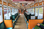 Hankyû-Konzern, Arashiyama Linie: Blick ins gepflegte Innere des Zuges 6351.
