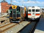 Sanyô-Konzern: In der Station Ôshio steht der alte Sanyô-Lokalzug 3058 (...3634), während ein Expresszug (Nr.