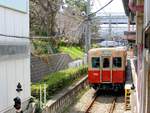 Hanshin Konzern, Mukogawa-Linie: Diese kurze Linie zweigt unterwegs ab und führt 1,7 km in eine mit Wohnsilos dicht überbaute Siedlung im Industriegebiet nahe am Meer. In Mukogawa wartet Zug 7864/7964 (Serie 7866, gebaut 1968), 22.März 2014. 
