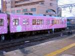 Iga-Bahn: Der Motorwagen des Zuges 102+202  Ninja pink  - mit Abbildungen von Ninja-Wurfgeschossen - in Ueno, 9.Dezember 2012. 