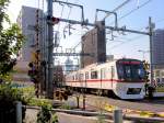 Fremde Züge auf der Keikyû-Linie: Auf der Keikyû-Stammstrecke südlich von Shinagawa kommt Zug 5324 der Städtischen U-Bahn Tokyo (Asaskusa-Linie) entgegen. An der Stirnfront das Blatt des Ginkgo-Baums, Symbol der Stadt Tokyo. 28.Oktober 2011. Zug 5324 gehört zu den 27 Achtwagenzügen Serie 5300, die 1991-1997 für die Asakusa-Linie der Städtischen U-Bahn Tokyo gebaut wurden. 