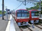 Zweiglinien des Keikyû-Konzerns - die Misakiguchi-Linie: An der Endstation Misakiguchi stehen die Züge 2173 (Wagen 2173-2180, Serie 2100) und 1113 (Wagen 1113-1120, Serie 2100)nebeneinander. 25.Juni 2011.  