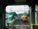 Kintetsu-Konzern, 1067mm-Spurstrecken - zuschlagspflichtige Intercityzüge: Zug 16401 aus der 2.Generation von Intercity-Zügen wartet im ländlichen Tsubosakayama auf die Einfahrt eines
