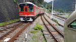 Odakyu Serie 1000 Set 1060 bei der Ausfahrt aus dem Bahnhof Hakone-Yumoto, am 08.09.2016

Die Serie 1000 Triebwagen der Odakyu Railway verbinden über die Hakone Tozan Local Line die Bahnhöfe Odawara und Hakone-Yumoto. Set 1058 bis 1061 sind in den aktuellen Farben der Hakone Tozan Railway gestaltet, welche wiederum an die Farbgebung der Rhätischen Bahn angelehnt ist, mit der eine Partnerschaft besteht. Zwischen den Bahnhöfen Iriuda und Hakone-Yumoto ist die Strecke als Dreischienengleis ausgeführt, da sich in Iriuda das Depot der Normalspurigen Hakone Tozan Railway befindet.