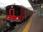 Odakyū Series 1000 EMU bei der Einfahrt im Bahnhof von Odawara aus Hakone-Yumoto. Diese roten Triebwagen fahren, im Gegensatz zu den silber-blauen, im Pendelverkehr zwischen Odawara und Hakone-Yumoto. Auch dieser Zug wird nach kurzem Aufenthalt wieder zurck auf der Hakone Tozan Line nach Hakone fahren.