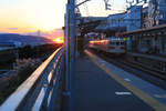 Die S-Bahn im Kansai-Gebiet, Sanyô Strecke der Inlandsee entlang westlich von Ôsaka. Auf der oberen der drei Ebenen fahren die normalspurigen Züge des Sanyô Konzerns, der auf seinen rund 60 km bis zur Stadt Himeji eine viel grössere Stationsdichte aufweist als die parallel fahrende JR. Im Bild der ältere Zug 3032 in Taki-no-chaya mit Blick auf die Grosse Brücke über die Akashi Meerenge. 6.November 2018 