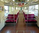 Sanyô-Konzern: Das Innere eines Expresszugs (Nr. 5004). Praktisch, aber einfach und weit weniger luxuriös als bei fast allen anderen Grosskonzern-Bahnen. 22.März 2014. 