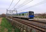 Neben Intercity- und Expresszügen bis über 100 km in den Norden und Nordwesten von Tokyo betreibt der riesige Tôbu-Konzern auch S-Bahnen von Tokyo aus. Hier ist ein S-Bahnzug der Serie 60000, Baujahre ab 2013. Bei Ômiya Kôen, 30.März 2019.  Die 18 6-Wagenzüge (im Bau seit 2013) sind alle der Noda Linie zugeteilt. 