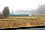 Der hellblaue Express-Zug 108 des Tôbu-Konzerns bei strömendem Regen in der Nähe von Kinugawa, 30.März 2019 