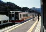 Grunddaten der Yagan- und Aizu-Bahnen (Südabschnitt): Die alte Aizu-Linie der Staatsbahn tief in die Aizu-Bergtäler hinein sollte 1966 über die steilen Pässe und durch tiefe Schluchten hindurch nach Süden mit dem Grossraum Tokyo verknüpft werden. Doch bald wurden die Bauarbeiten eingestellt. 1986 gelang dann die Fertigstellung der Verknüpfung als Yagan-Bahn (30,7 km lang; 1067mm-Spur; Gleichstrom 1500V), mit Anschluss an den Tôbu-Konzern südlich der Gebirgsketten. Nördlich der Yagan-Bahn wurden 15,4km (der total 57,4km) der nun privaten Aizu-Bahn (ex-Staatsbahn Aizu-Linie) elektrifiziert, damit direkte Züge die rund 191 km lange Strecke von Tokyo aus bis zur Ortschaft Aizu Tajima im Aizu-Gebiet befahren können. Im Bild steht Zug 6157 (Zweiwagenzug 6157+6257) des Tôbu-Konzerns in Naka Miyori, Yagan-Bahn, 26.April 1997. 