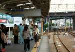 Tôbu-Konzern, Daishi-Linie - eine der kürzesten Bahnlinien Japans: Der Zweiwagenzug 8565/8665 fährt in Tokyo-Nishi Arai an der Tôbu-Hauptstrecke ein, um in 2 Minuten eine ansehnliche Anzahl Fahrgäste zum 1 km entfernten Tempelbahnhof Daishi-mae zu befördern. 13.Oktober 2011. 