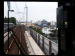Tôbu-Konzern, Daishi-Linie - eine der kürzesten Bahnlinien Japans: Blick durch die verglaste Führerstandrückwand des Wagens 8665 auf die Strecke. Im Hintergrund ist der grosse Daishi-Tempel sichtbar. 13.Oktober 2011.
