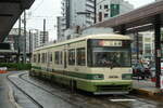 Serie 3800 Nr.3808 der Hiroshima Electric Railway (Straßenbahn), am 12.08.2021, Haltestelle Hiroshima Bahnhof.