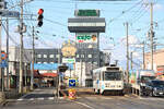 Die Strassenbahn von Hakodate, im Süden der Nordinsel Hokkaidô. Die dortige Strassenbahn, eine ehemalige Pferdebahn, wurde 1913 elektrifiziert und besteht heute aus einer langen Strecke durch die ganze Stadt, die sich im Süden in zwei Zweige aufteilt. Seit den 1990er Jahren beträgt ihre Länge noch knapp 11 km. Spurweite 1372 mm. Im Bild ist Wagen 8010 in Yunokawa Onsen. 8010 stammt aus der Serie 8001-8010, ältere Fahrzeuge aus den 60er Jahren, die einen neuen Wagenkasten erhalten haben, Nr. 8010 im Jahre 2012. Aufnahme 30.Oktober 2022  