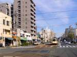 Die ältesten Strassenbahnwagen von Hiroshima - deutsche Wagen: Einfahrt des Wagens 238 aus Hannover in die Haltestelle Hiroshima-Funairi Honmachi, 5.Dezember 2010.