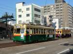 Die ältesten Strassenbahnwagen von Hiroshima - die Wagen aus Ôsaka, Serie 751 / die Wagen aus Kyôto, Serie 1900: rechts fährt Nr.