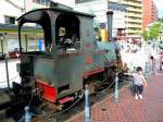 Matsuyama Strassenbahn, die Bocchan-Zge: Lok Nr. 1 in Dgo Onsen. Das (noch erhaltene) Vorbild wurde 1888 als erste Kleinlokomotive Japans von Krauss & Co. geliefert und fuhr bis in die 1950er-Jahre. 18.September 2009.